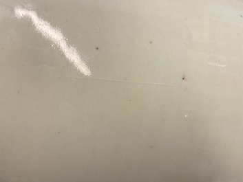 Een paar Chinese blauw-witte celadon vazen met onsterfelijken, 19e eeuw